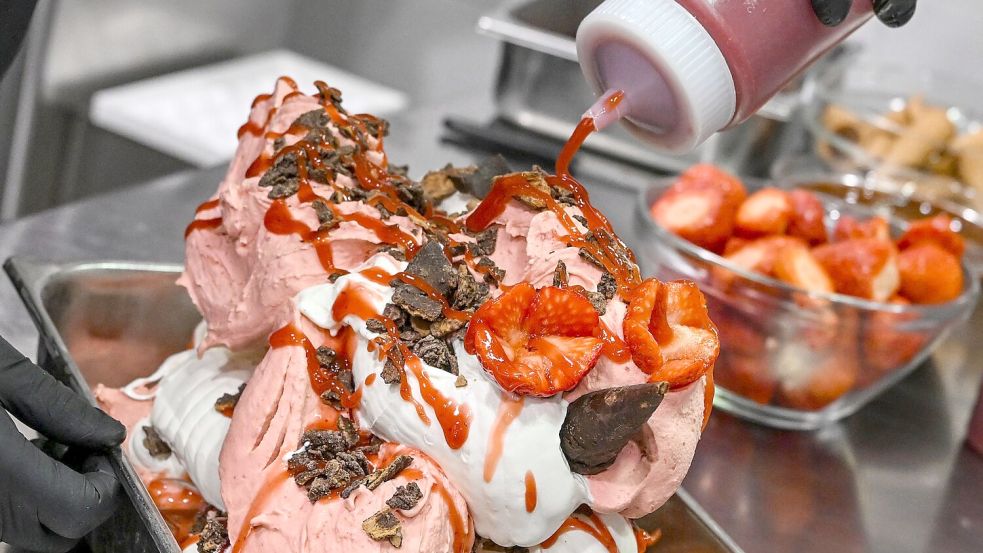 Pinocchio ist eine Melange aus Milcheis und Erdbeersorbet. Foto: Jens Kalaene