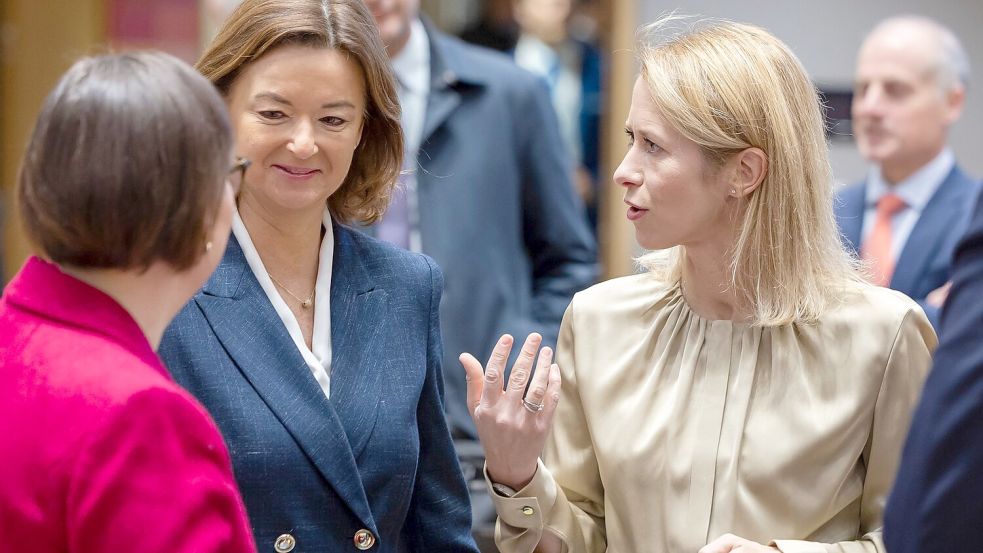 Die Beratungen von EU-Chefdiplomatin Kaja Kallas (r) mit den Außenministerinnen und Außenministern sollten eigentlich vertraulich sein. (Archivbild) Foto: Geert Vanden Wijngaert/AP/dpa