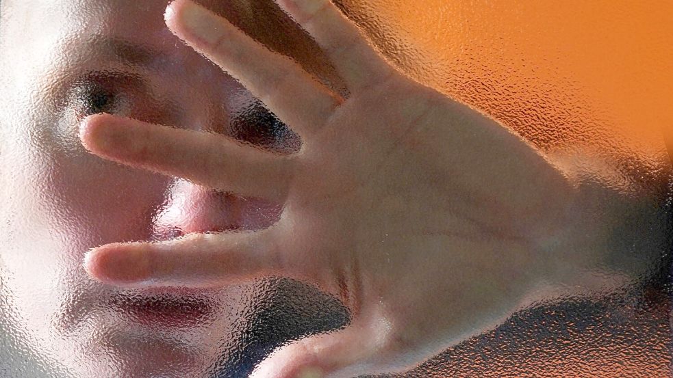 Viele Frauen schämen sich, Opfer von Gewalt zu sein. Im „Schutzraum Ostfriesland“ finden sie Hilfe. Symbol: IMAGO / serienlicht