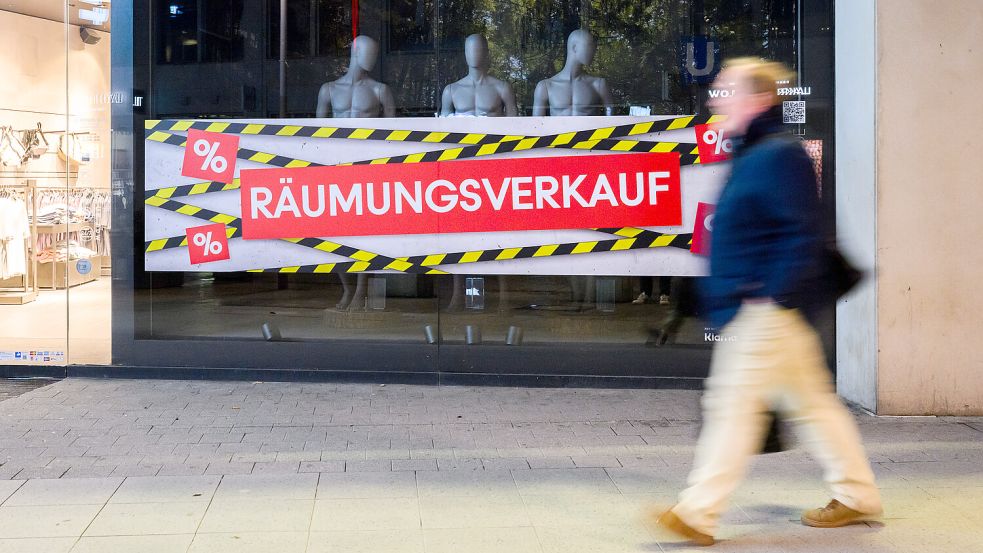 Alles muss raus: Der Insolvenz-Trend des vergangenen Jahres setzt sich fort. Foto: dpa/ Julian Stratenschulte