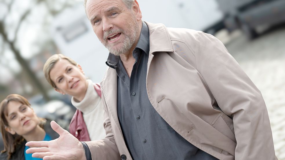 Felix Vörtler (er spielt Kriminalhauptkommissar Jan Brockhorst, vorne) hat Details zu seinem berühmten Trenchcoat verraten. Auch Sophie Dal (spielt Polizistin Süher Özlügül) und Theresa Underberg (spielt Apothekerin Insa Scherzinger) haben geplaudert. Foto: Klaus Ortgies