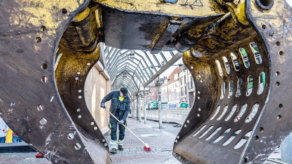 Baggerpause? Zeit zum Fegen der vielen Glassplitter. Fotos: Klaus Ortgies