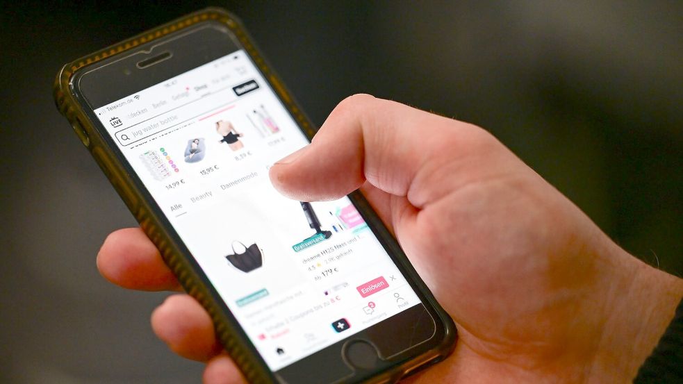 Der TikTok-Shop wird nicht nur von Jüngeren genutzt. Foto: Sebastian Gollnow/dpa