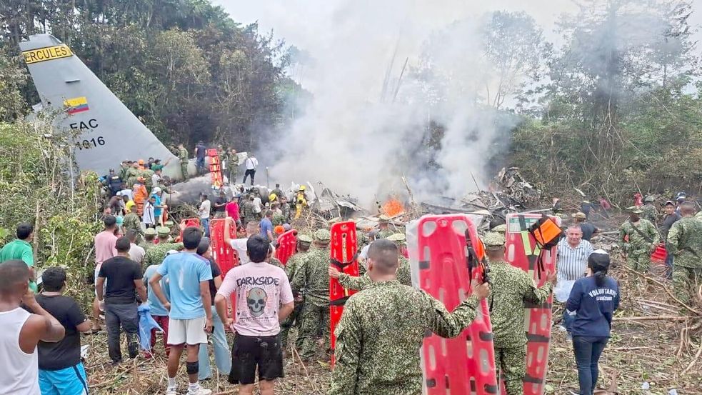 Das Militärflugzeug mit zahlreichen Soldaten an Bord stürzte kurz nach dem Start ab. Foto: Uncredited/MiPutumayo via AP/dpa