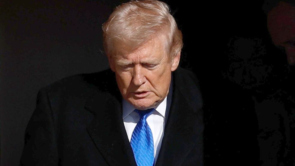 Nach Trumps Darstellung wurde man sich mit dem Iran in rund 15 Punkten einig. Foto: Luis M. Alvarez/AP/dpa