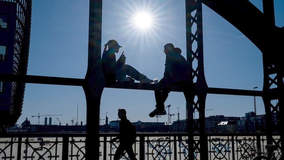 Mit der Zeitumstellung bleibt abends mehr Zeit, die Sonne zu genießen. Wie hier auf der Hackerbrücke in München. (Archivbild) Foto: Peter Kneffel/dpa