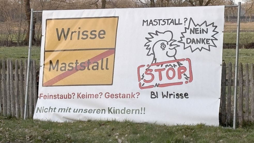 Etliche Plakate in Wrisse künden von dem Widerstand gegen den geplanten Stall. Foto: Karin Böhmer