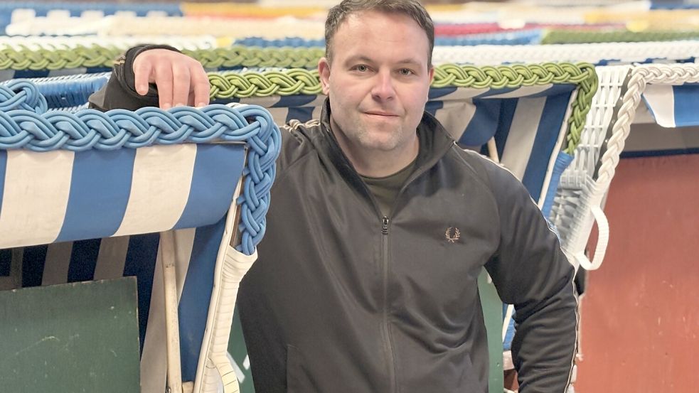 Strandkorbvermieter Marius Okken setzt die Tradition seiner Familie fort. Foto: Florian Ferber