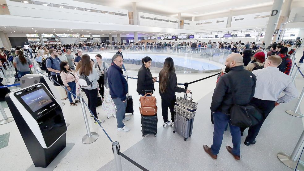 An US-Flughäfen gibt es derzeit lange Wartezeiten (Archivbild). Foto: Michael Wyke/FR33763 AP/AP/dpa