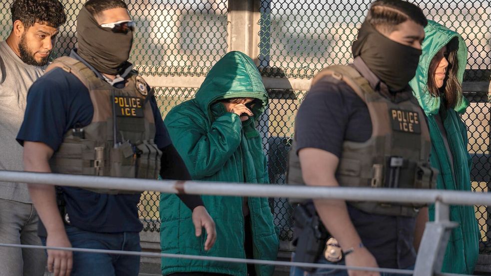 Die Abschiebepolitik ist zentral in Trumps zweiter Amtszeit (Archivbild). Foto: Felix Marquezn/AP/dpa
