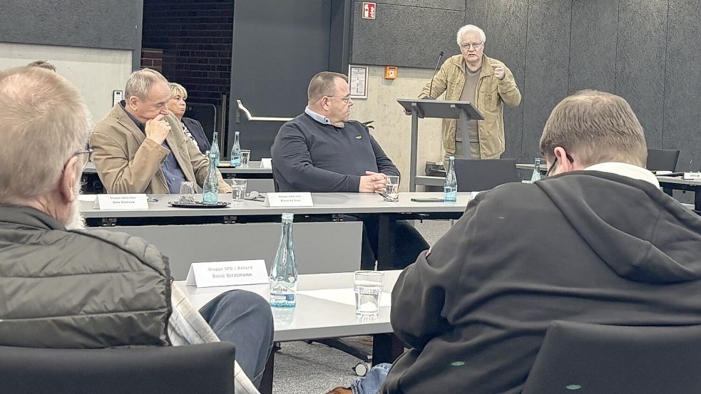 Der Grünen-Politiker Manfred Cybalski (am Pult) hält während der Ratssitzung im Vereinsheim in Ostrhauderfehn einen Redebeitrag zum Thema Plattdeutsch in Ratssitzungen. Foto: Henrik Zein