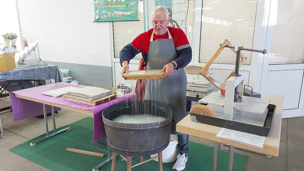Papiermacher Willi Kus hat beim letzten Mal sein traditionelles Handwerk vorgeführt. Foto: privat