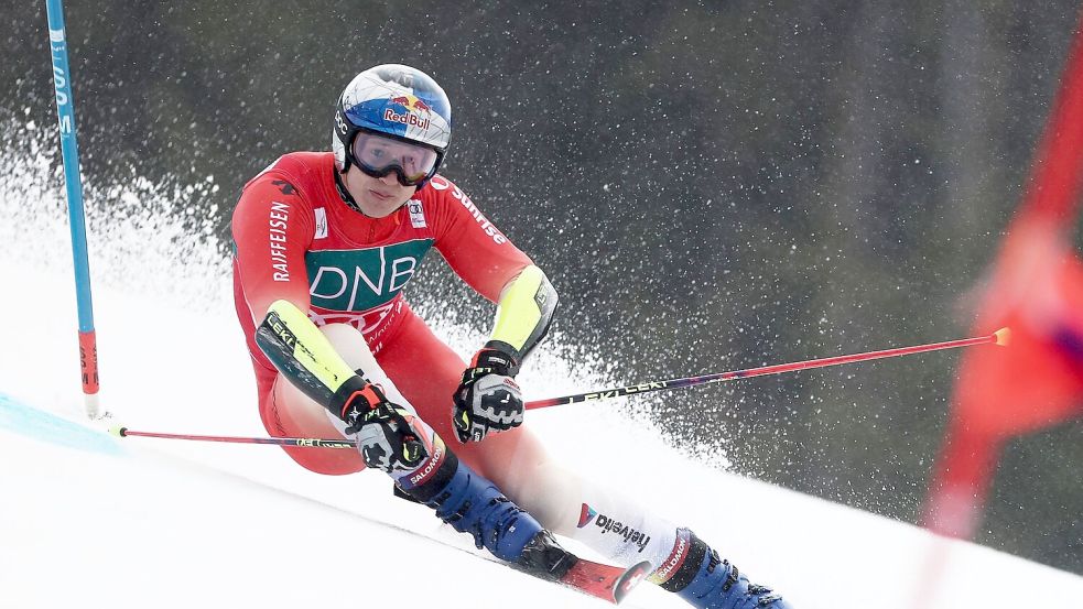 Der Schweizer Superstar Marco Odermatt patzt im finalen Riesenslalom der Saison. Foto: Gabriele Facciotti/AP/dpa