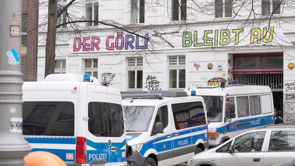 Nach dem Anschlag auf das Berliner Stromnetz im September 2025 ging die Polizei mit einer Razzia gegen vier Verdächtige aus der linksradikalen Szene vor. Foto: Soeren Stache/dpa