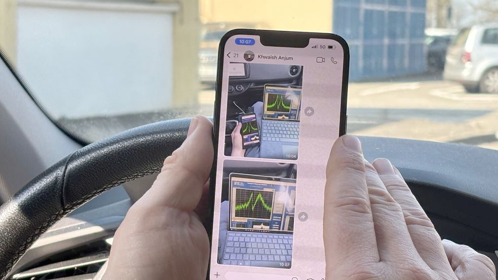 Physiker Ulmer prüft während der Fahrt live, ob die Antiprotonen noch an Ort und Stelle sind. Foto: Christiane Oelrich/dpa