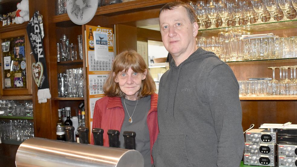 Gaststätten-Inhaber Andreas Plümer wird beim Zubereiten des Mittagstisches seit mehr als 40 Jahren von Antje Lalk unterstützt.