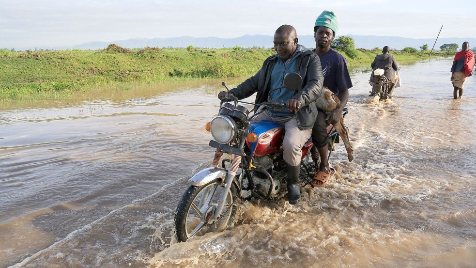 Nach heftigen Regenfällen sind viele kenianische Straßen überschwemmt. Foto: Andrew Kasuku/AP/dpa