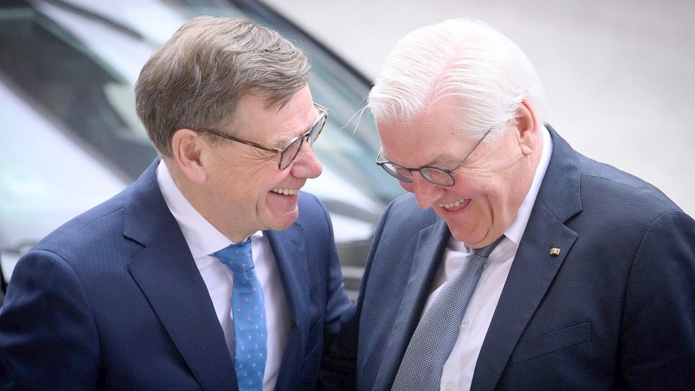 Außenminister Johann Wadephul (l., CDU) und Bundespräsident Frank-Walter Steinmeier verstehen sich beim Festakt zur Wiedergründung des Auswärtigen Amts nach dem Zweiten Weltkrieg vor 75 Jahren offensichtlich bestens. Foto: Bernd von Jutrczenka/dpa