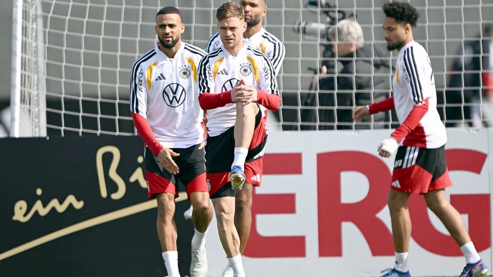 Der Kapitän geht voran, auch auf dem Trainingsplatz: Joshua Kimmich (M). Foto: Federico Gambarini