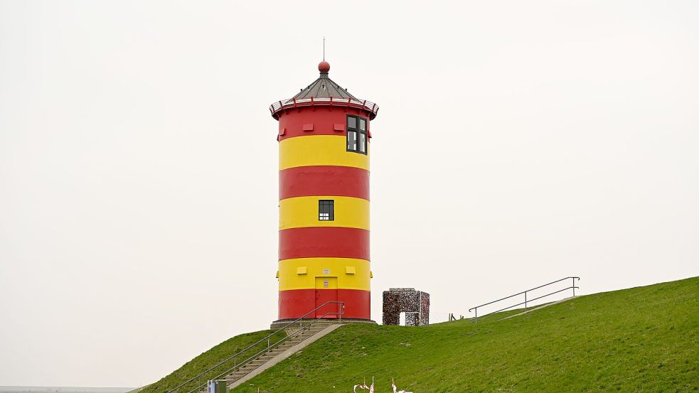 Der Pilsumer Leuchtturm hat erst vor wenigen Wochen einen neuen Anstrich bekommen. Foto: Heinz Wagenaar