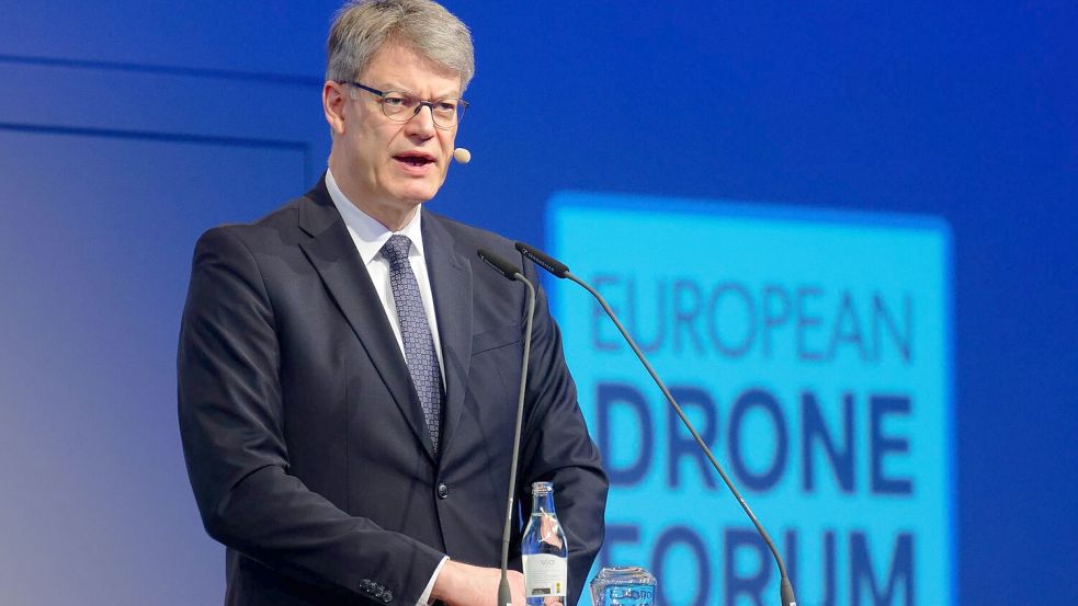 Bundesverkehrsminister Patrick Schnieder (CDU) möchte bald einen Gesetzentwurf zum Drohneneinsatz vorlegen. Foto: Henning Kaiser