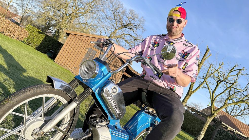 Startklar: Mit seiner Zündapp ZD 10 will Frank Weber alias Dr. Charly am 27. März von Strackholt aus Richtung Mallorca aufbrechen. Foto: Nicole Böning