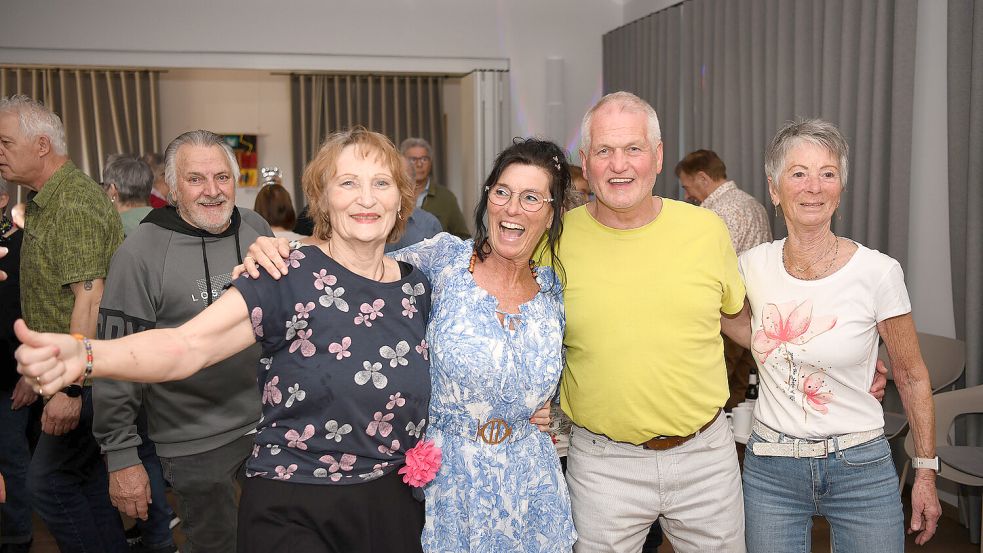 Zwischen 50 und 60 Besucherinnen und Besucher aus dem gesamten Landkreis kommen einmal im Monat zur Seniorendisco nach Remels. Foto: Melchert Stromann