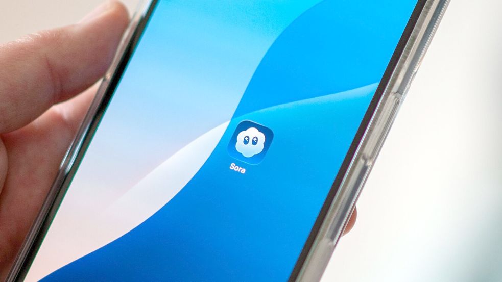 Mit Sora konnten Nutzer auch selbst in den per KI generierten Videos auftauchen. (Archivbild) Foto: Andrej Sokolow