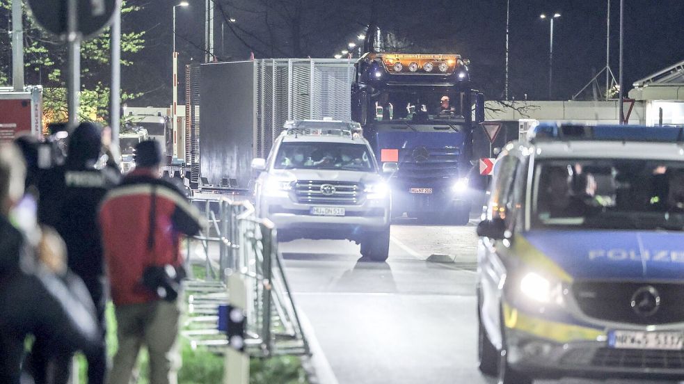 Der Lkw mit dem Castor hat das Jülicher Forschungszentrum einige Minuten nach 22.00 Uhr verlassen. Foto: Oliver Berg