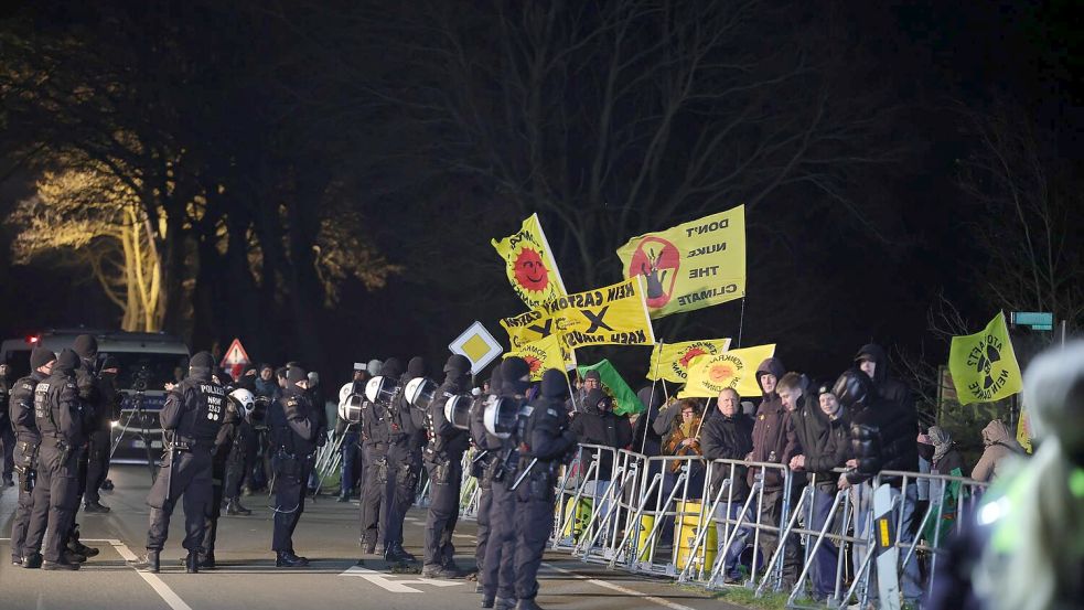 Demonstranten haben sich in Ahaus entlang der Route des Konvois postiert. Foto: Christoph Reichwein