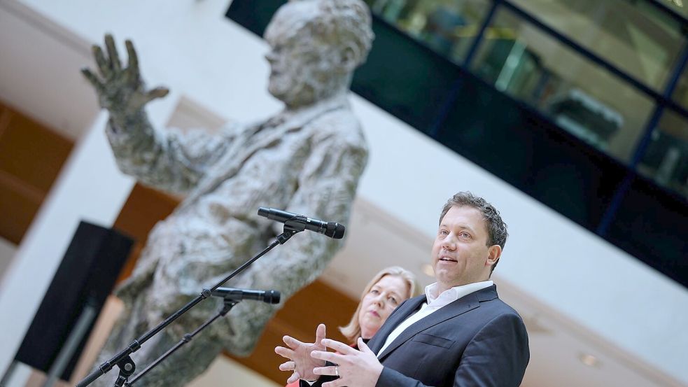 Die SPD-Chefs stehen unter Druck. Foto: Kay Nietfeld/dpa