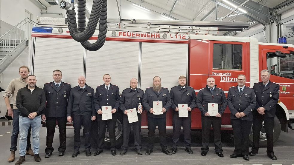 Das Foto zeigt (von links): Dirk van Vlyten, Gemeindebrandmeister Jan Remmers, stellvertretender Gemeindebrandmeister Stephan Hilbrands, Matthias Bödeker, Bernhard Kutscher, Mark Kruse, Sönke Begemann, Kai Kruse, Ortsbrandmeister Wilhelm Pruin, stellvertretender Ortsbrandmeister Gerold Foget. Foto: Florian Stahlhut/Feuerwehr