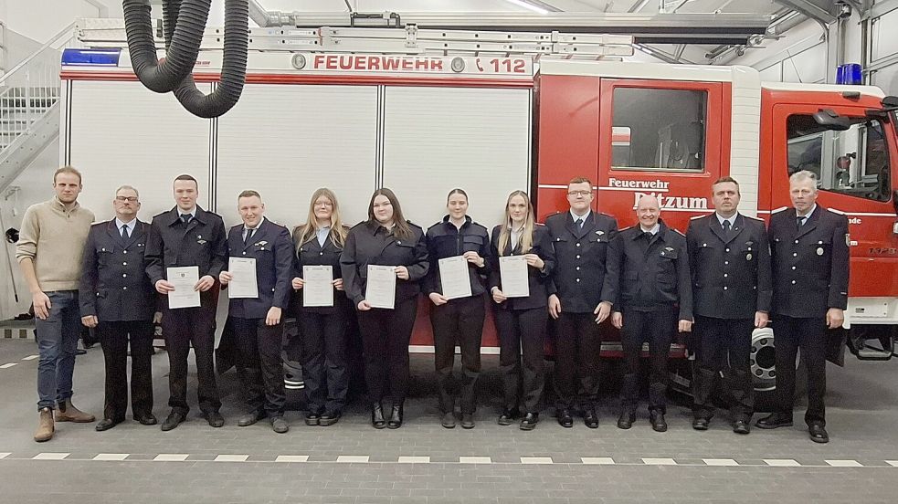 Das Foto zeigt (von links): Dirk van Vlyten (Vorsitz Feuerschutz-Ausschuss), Ortsbrandmeister Wilhelm Pruin, Wilko Foget, Tim Begemann, Jantje Kruse, Jule Begemann, Emily Pruin, Anke Bödeker, Marlon Gollenstede, stellvertretender Gemeindebrandmeister Stephan Hilbrands, Gemeindebrandmeister Jan Remmers, stellvertretender Ortsbrandmeister Gerold Foget. Foto: Florian Stahlhut/Feuerwehr