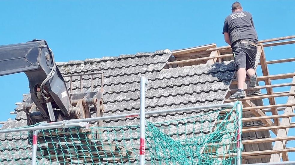 Auch die Erneuerung von Dächern sowie der nachträgliche Einbau von Dachflächenfenstern gehören zum Arbeitsalltag. Hier arbeitet Wilko Saathoff in luftiger Höhe. Foto: privat