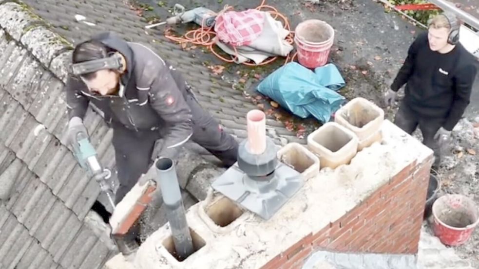Hier beschäftigen sich Tammo Saathoff (links) und Marius Frey um die Sanierung eines alten Schornsteins. Foto: privat
