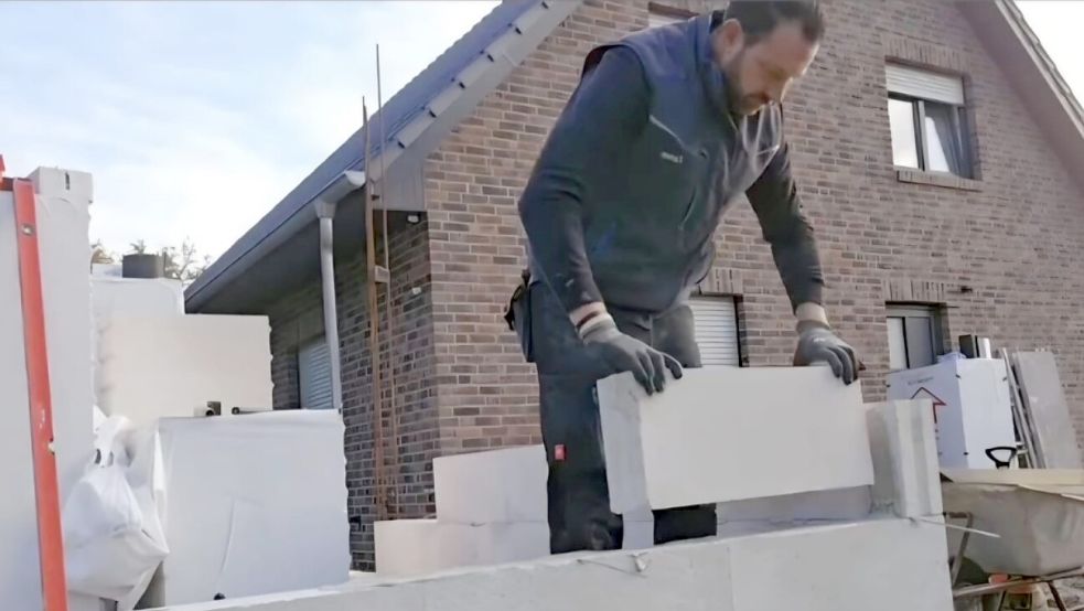Auch mit dem Bau hochwertiger Carports haben sich Tammo Saathoff (Bild) und sein Bruder einen guten Namen gemacht. Foto: privat