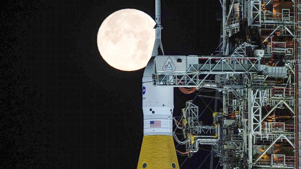 Mit der Mission „Artemis 2“ sollen vier Astronauten bald in Richtung Mond fliegen. (Archivbild) Foto: Sam Lott/NASA via AP/dpa