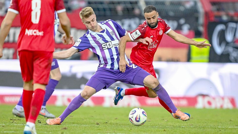 Der VfL Osnabrück will die Konkurrenz im Aufstiegsrennen auf Abstand halten - so wie hier Fridolin Wagner gegen Ramien Safi von Rot-Weiss Essen. Foto: Michael Titgemeyer