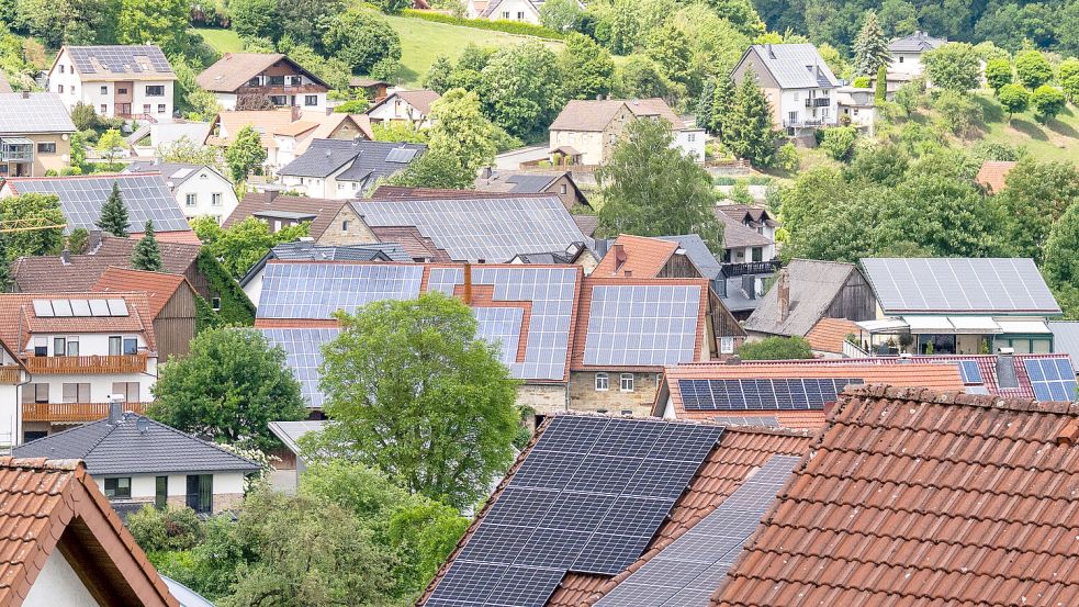 Seit dem 1. Januar 2025 gilt eine Photovoltaikpflicht in Niedersachsen für bestimmte Neubauten und Dachsanierungen. Foto: David Inderlied/DPA