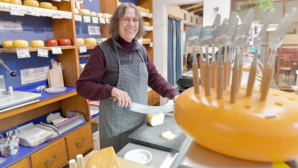 Claudia Berkhout verkauft in Pilsum selbst hergestellten Käse. Foto: Klaus Ortgies/Archiv