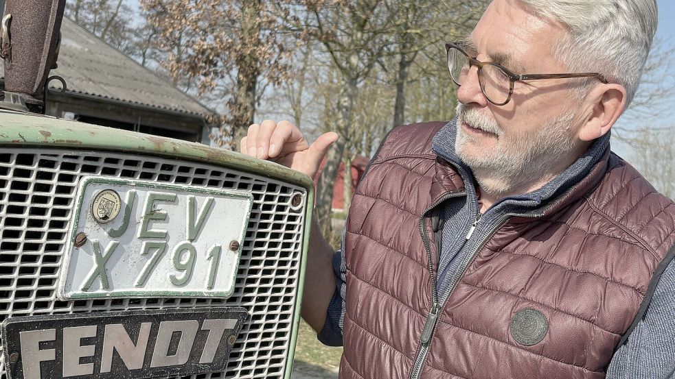 Für Eilert Kleyhauer ist sein Trecker der Marke Fendt mit dem alten Jever-Nummernschild ein Stück Hofgeschichte. Foto: Susanne Ullrich