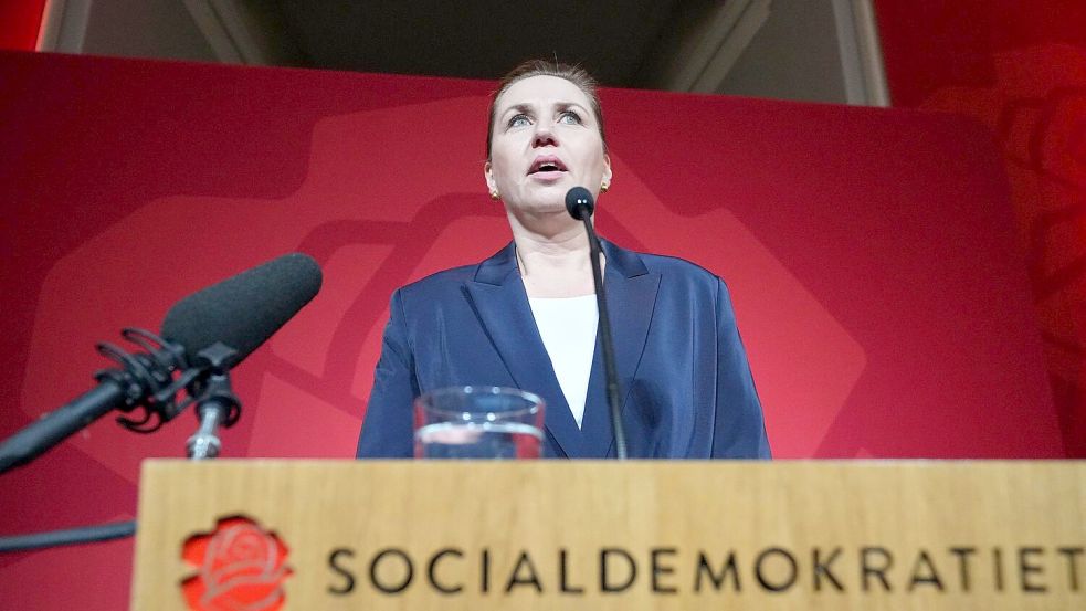 Ihre Regierung tritt zurück - trotzdem will Mette Frederiksen Regierungschefin bleiben. Foto: Sergei Grits/AP/dpa