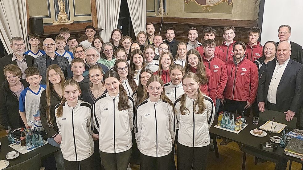 Diesen Sportlerinnen und Sportlern aus Leer ist die Freude anzusehen. Sie wurden für ihre Leistungen nicht nur mit Titeln und guten Platzierungen belohnt. Die Stadtverwaltung ehrte sie jetzt bei einer Feier im Rathaus. Foto: Bodo Wolters