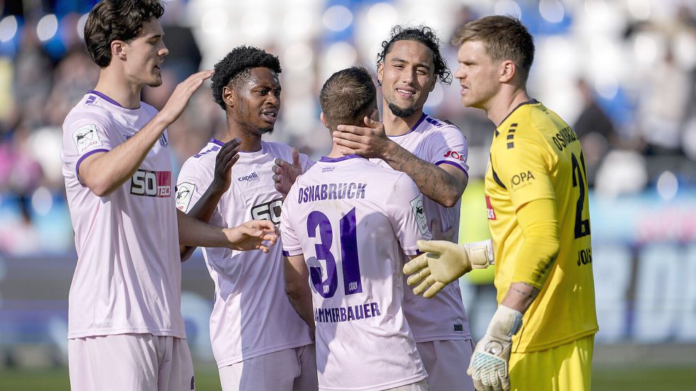 Der Torwart und sein Team: Lukas Jonsson vom VfL Osnabrück (rechts) spielte in Hoffenheim zum sechzehnten Mal zu Null. Foto: imago/foto2press