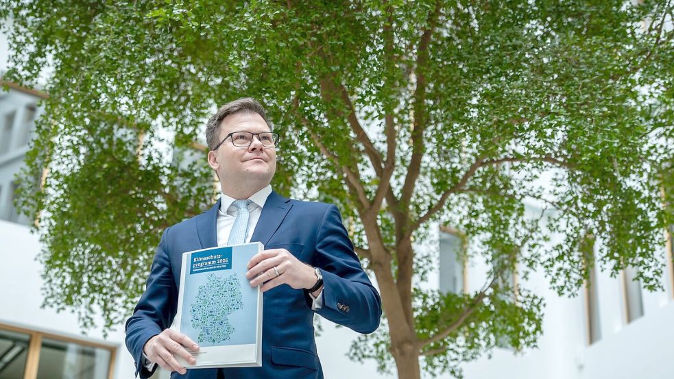 Umweltminister Carsten Schneider (SPD) sieht das neue Klimaschutzprogramm als Fortschritt - steckt aber auch reichlich Kritik dafür ein. Foto: Michael Kappeler/dpa