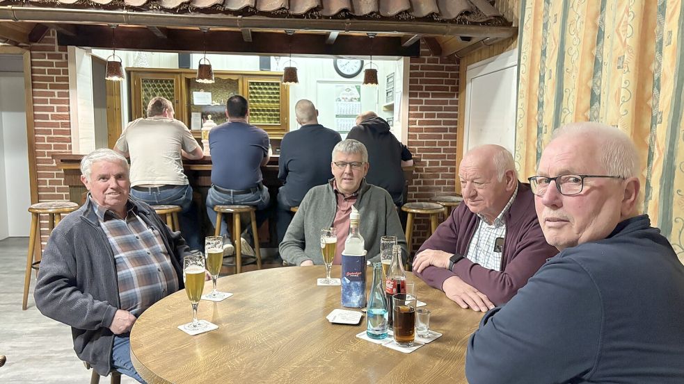 Jan-Dieter Janssen, Norbert Helmig, Alois Cordes und Herbert Boer (von links) sitzen am „Stammtisch“. Am Tresen im Hintergrund sitzen an diesem Dienstag jüngere Gäste. Foto: Reckermann