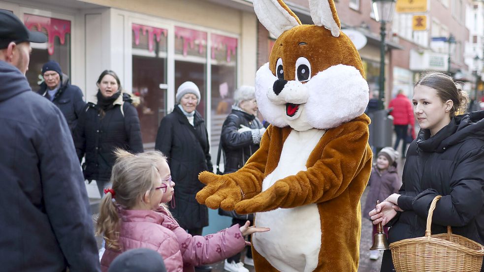 Der Osterhase läuft traditionell bereits eine Woche vor Ostern durch die Emder Brückstraße. Foto: Jens Doden/Archiv