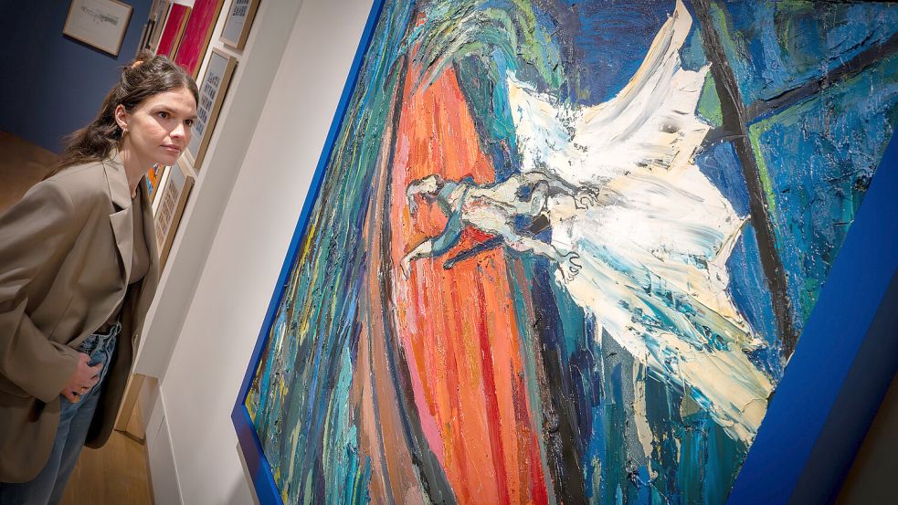 Janine Krause betrachtet das Werk „Der Mann und das Meer“ vom russisch-deutschen Künstler Maxim Kantor (68). Fotos: Klaus Ortgies