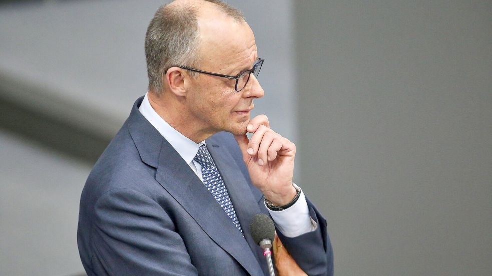 Bundeskanzler Friedrich Merz bezog bei einer Befragung im Bundestag Stellung zu mehreren Themen, unter anderem digitale Gewalt. Foto: IMAGO/dts Nachrichtenagentur