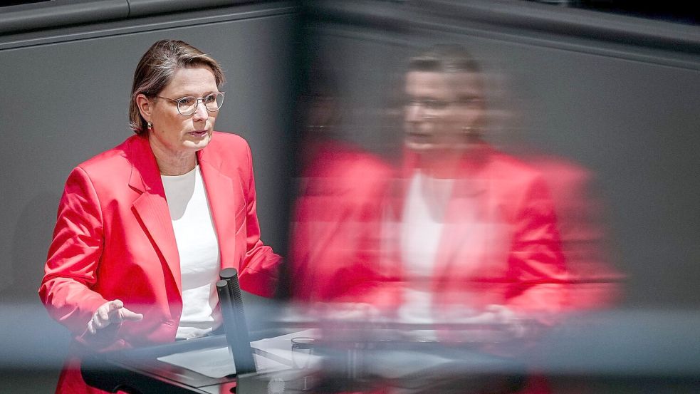 Justizministerin Stefanie Hubig (SPD) arbeitet an einem Gesetz zum Schutz vor digitaler Gewalt. Foto: Michael Kappeler/dpa